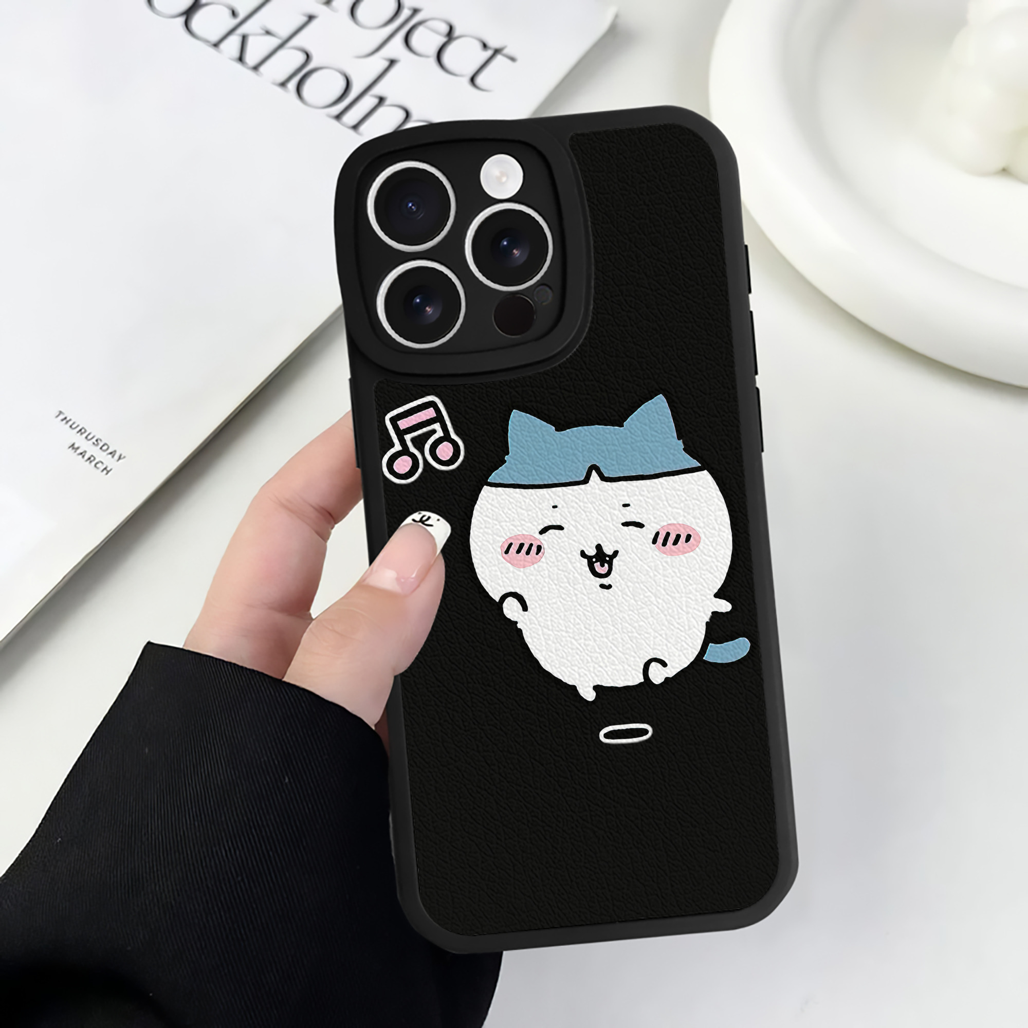 （画像用） ちいかわ ハチワレ Chii-kawa hachiware 【iPhone 16シリーズ対応】シリコンスマホケース（レザー調） 材質：シリコン